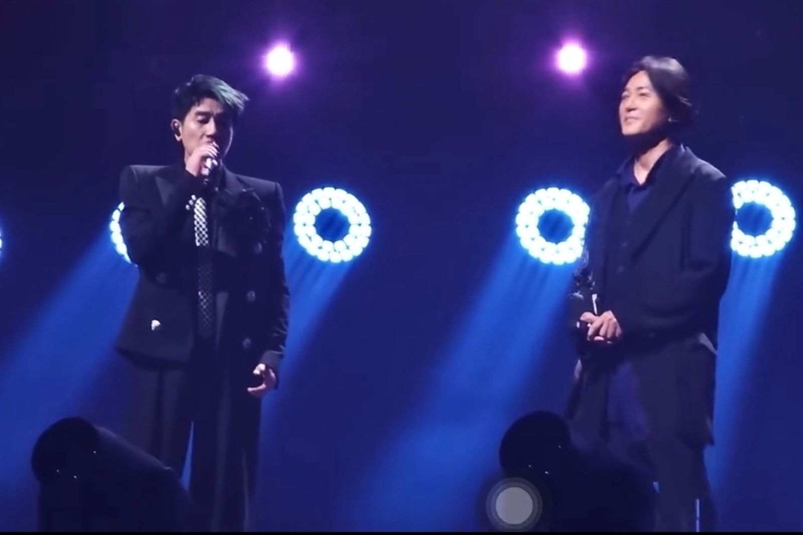 陳小春相隔6年與鄭伊健同台合作。翻攝微博