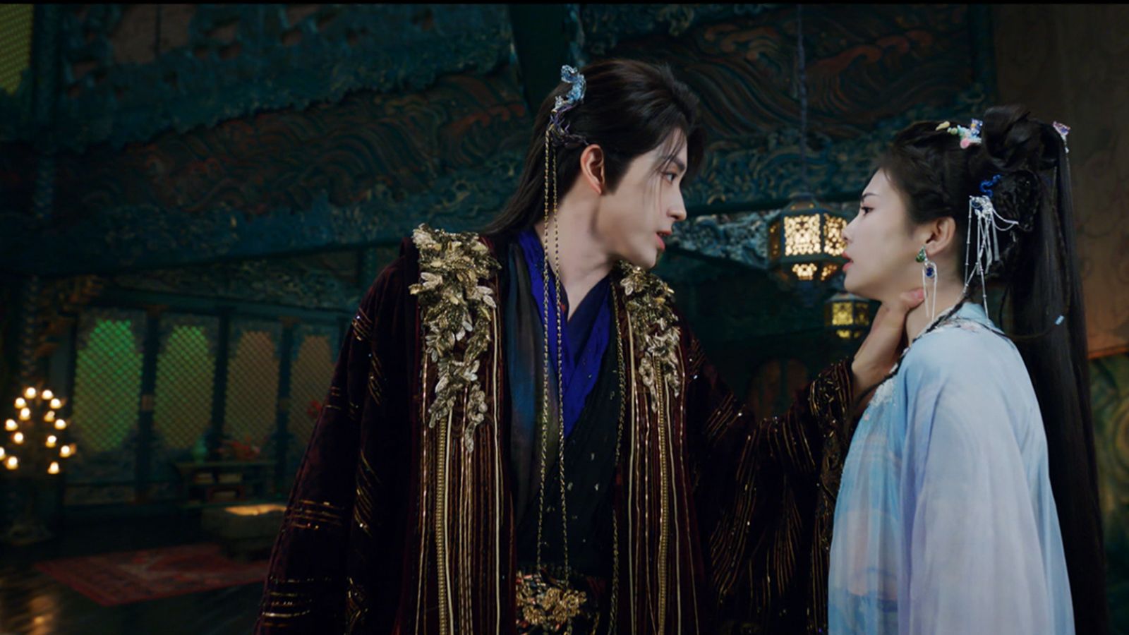 白鹿(右)《白月梵星》慘遭敖瑞鵬掐脖,被稱「公報私仇」。中天娛樂台提供