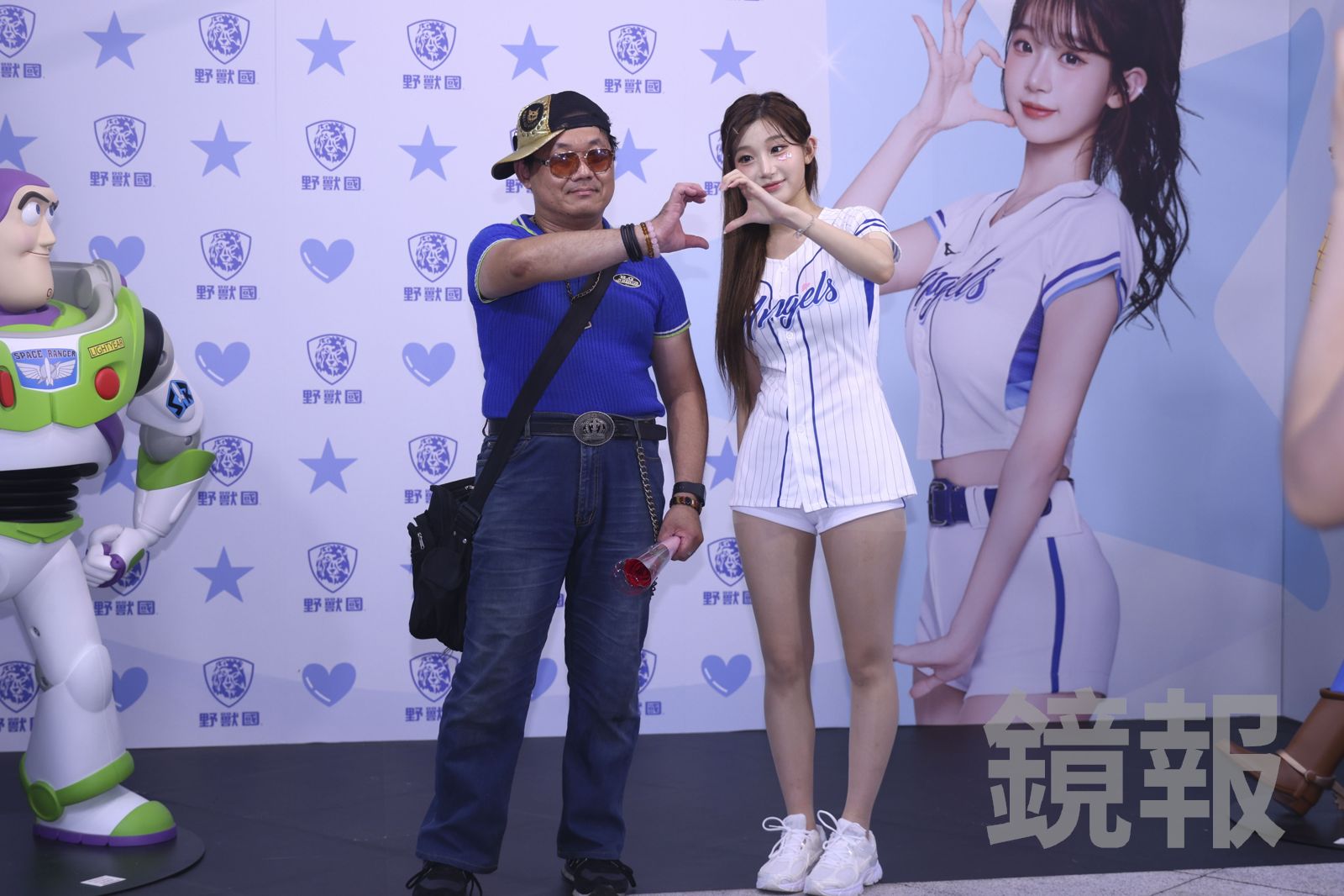 李珠珢在現場和粉絲互動合照。劉耀匀拍攝