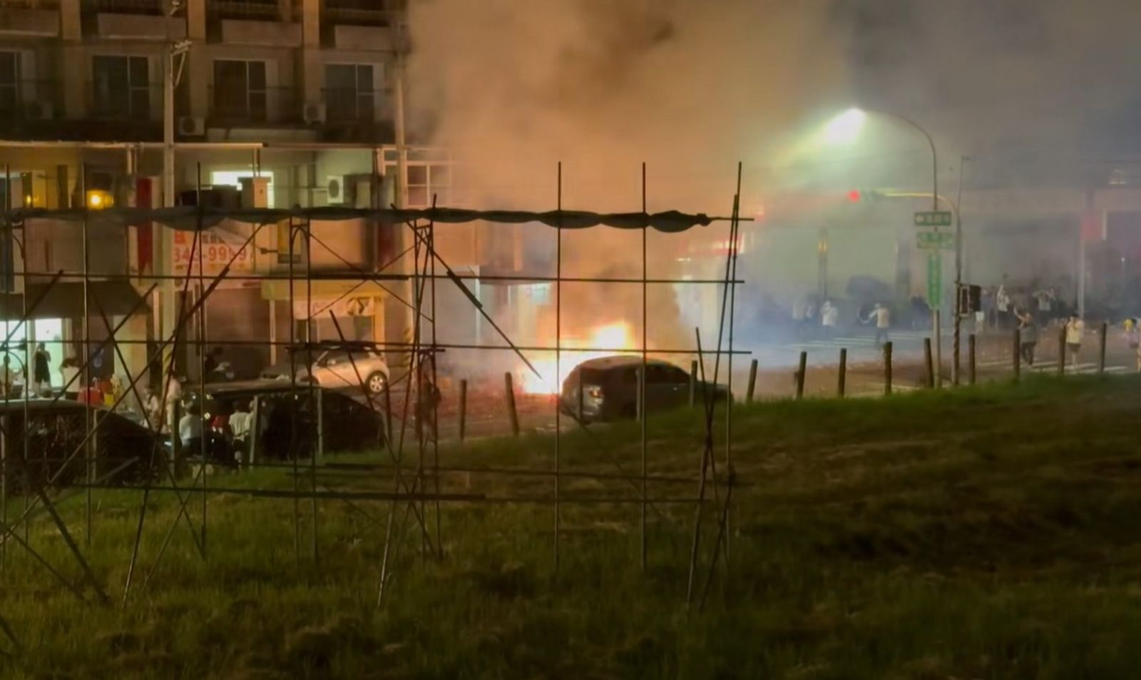 交通塞爆、空氣全是煙!高雄廟會「放整條街鞭炮」惹毛在地人:遶境這樣擾民