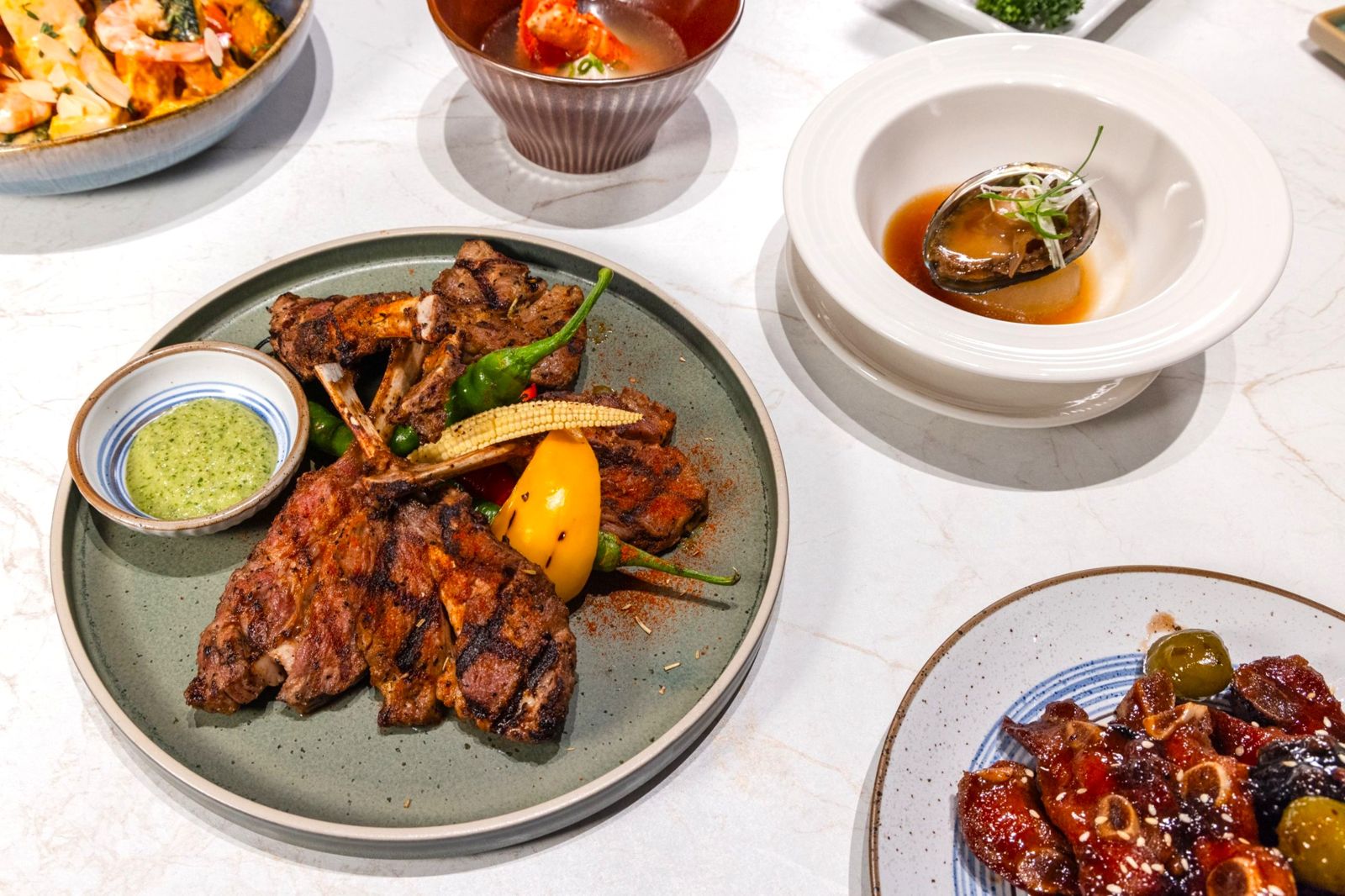 「炭烤羊肩排佐阿根廷青醬」柔嫩有汁,沾青醬會多了草本香氣。