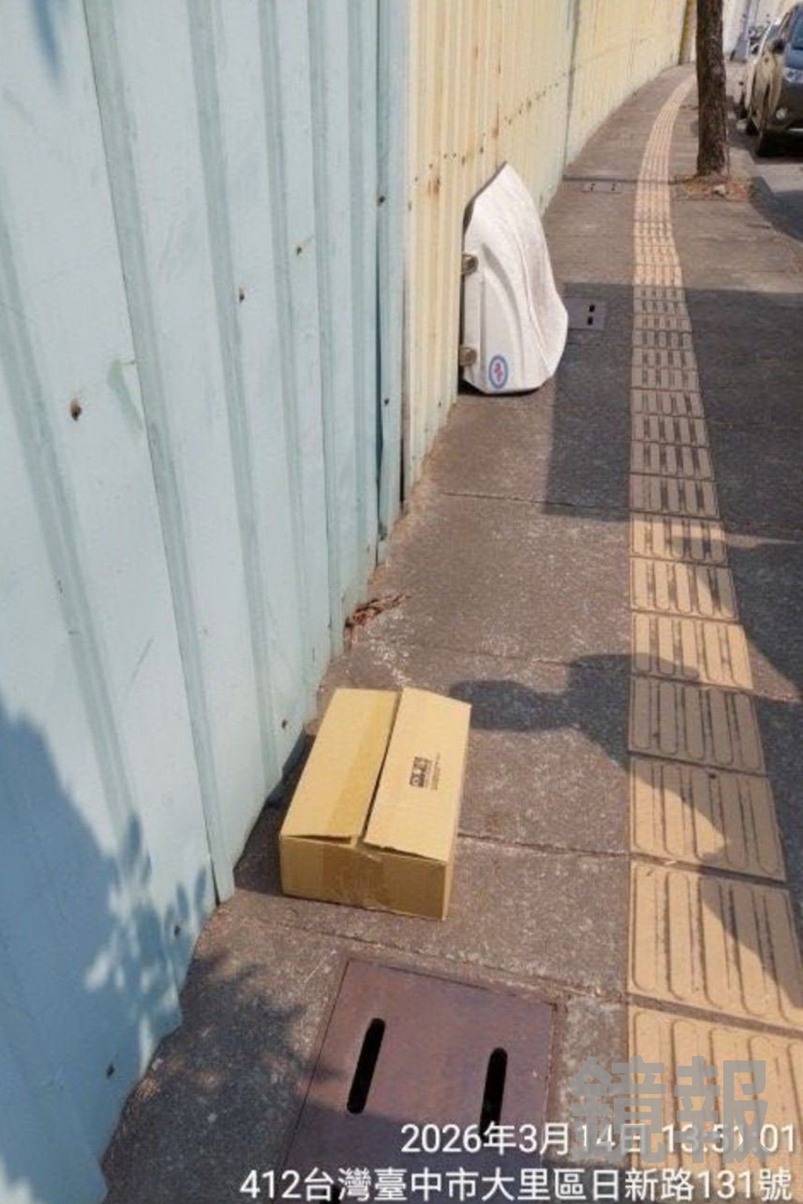 愛狗人士指控，飼主隨意將狗屍棄置人行道。台中市議員江和樹提供