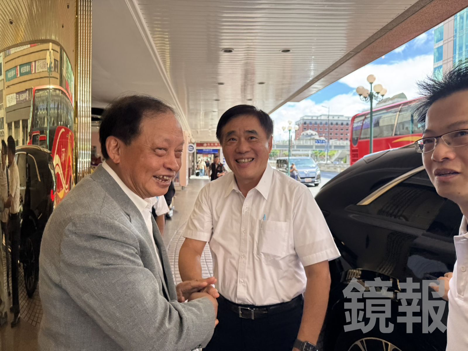 郝龍斌今午至天成大飯店,出席青溪總會第11屆第三次理監事聯席會議。(圖/李奇叡攝)