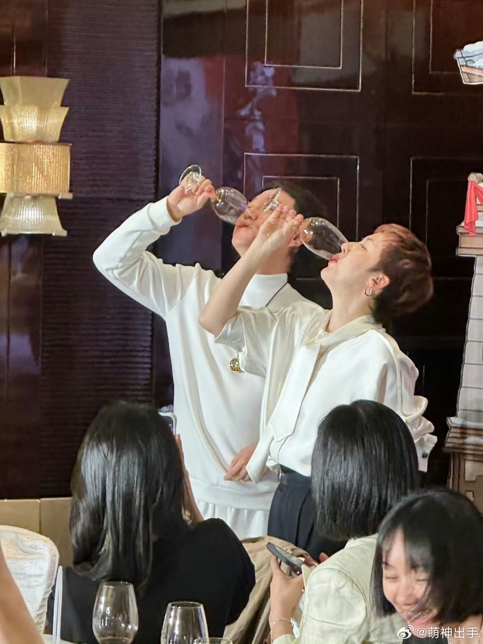 徐以若與公鈺涵被拍到一起敬酒的畫面。翻攝微博