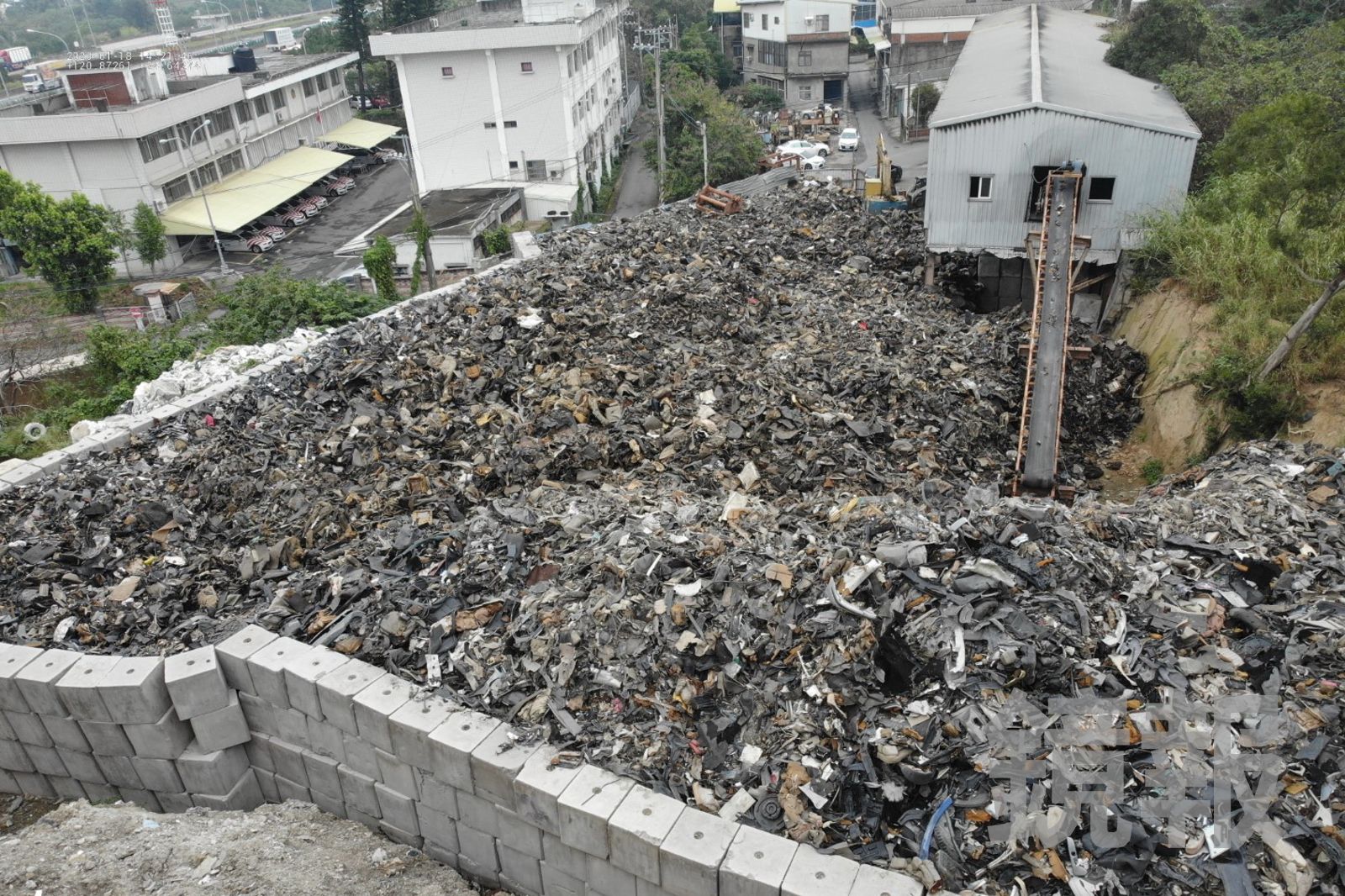 膽大包天！國道警察局旁非法堆置千噸廢料　地主、承租人、仲介被求處重刑