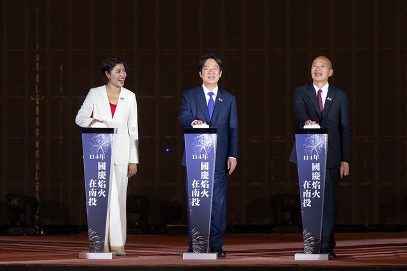 賴清德(中)與韓國瑜(右)、許淑華(左)一同進行啟炮儀式,為國慶焰火揭開序幕。(圖/總統府提供)