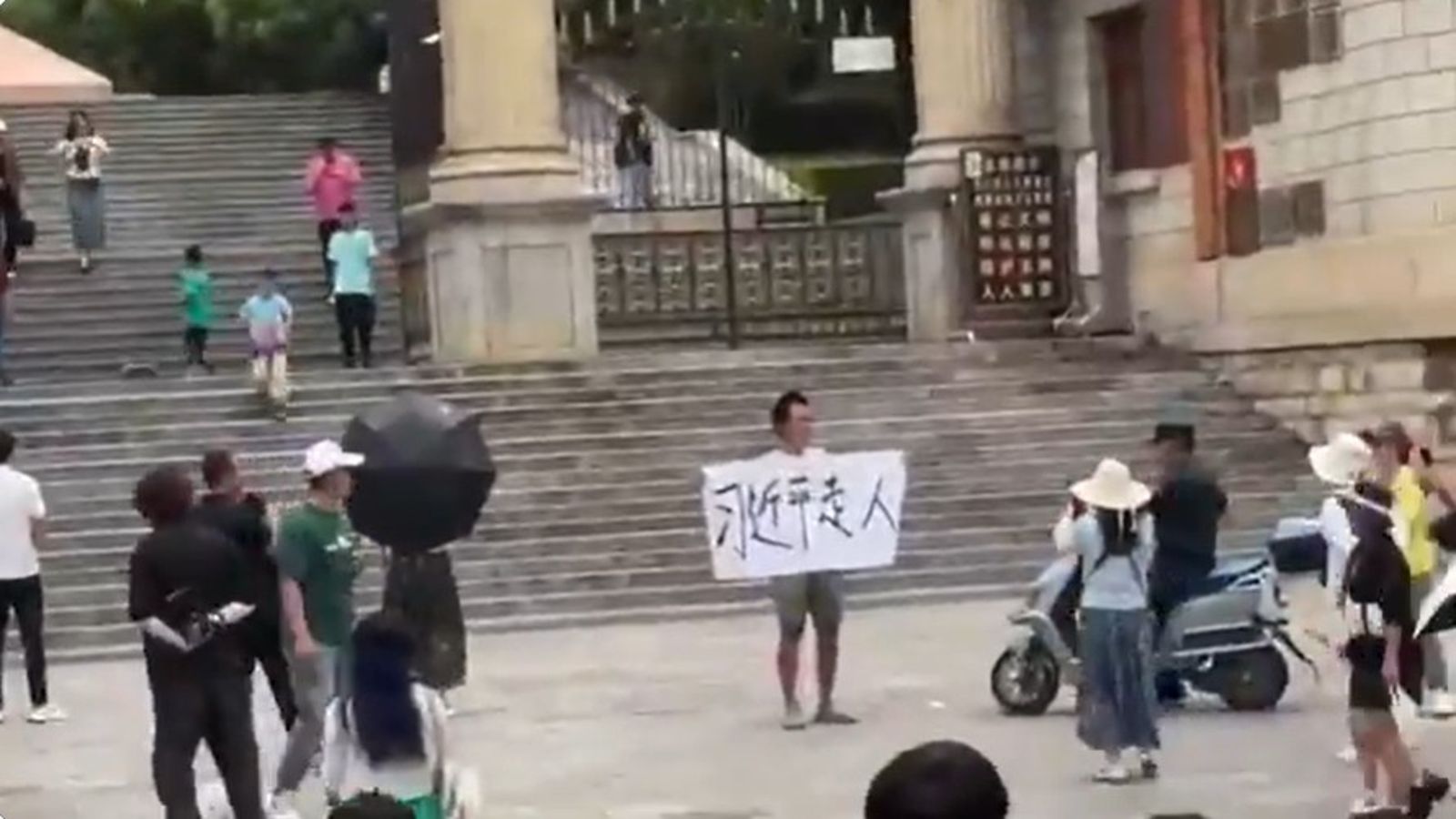 日前中國昆明義士廣場民眾舉牌要習近平下台，但網路隨即傳出此人目前下落不明。圖片取自X @xinwendiaocha