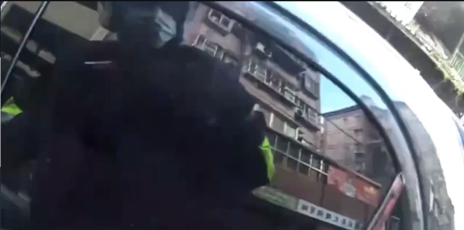 警方上前盤查該車。翻攝畫面