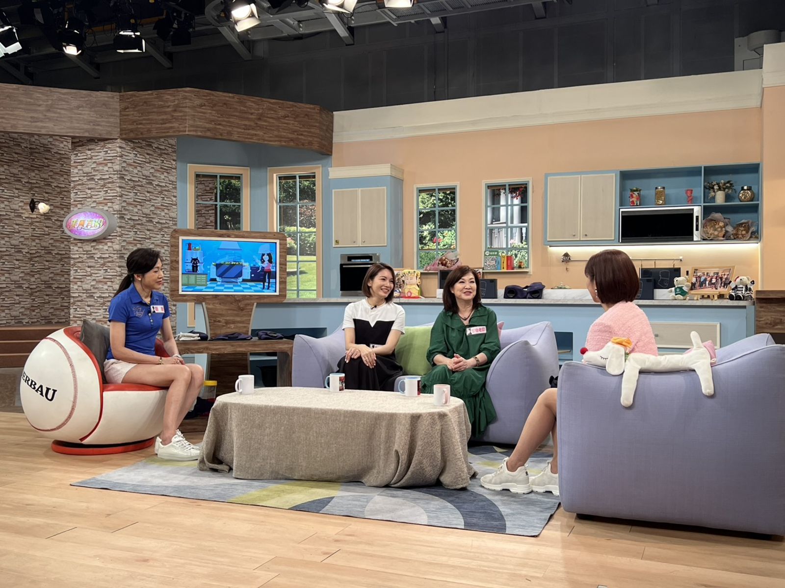 《美鳳有約》探討女孩的青春期話題。民視提供