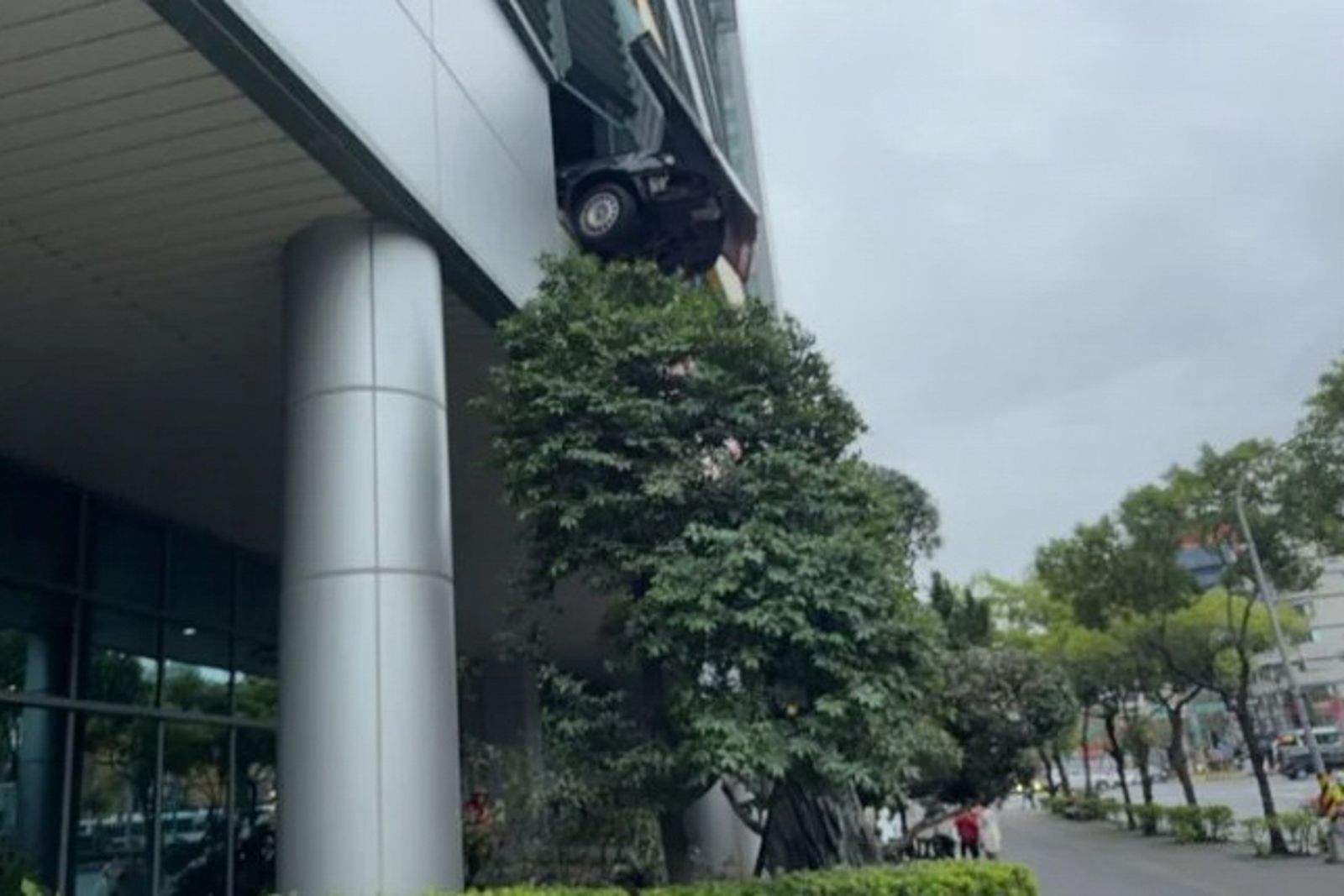 疑誤踩油門釀禍！八旬翁撞穿停車場外牆　前輪卡2樓半空險墜落