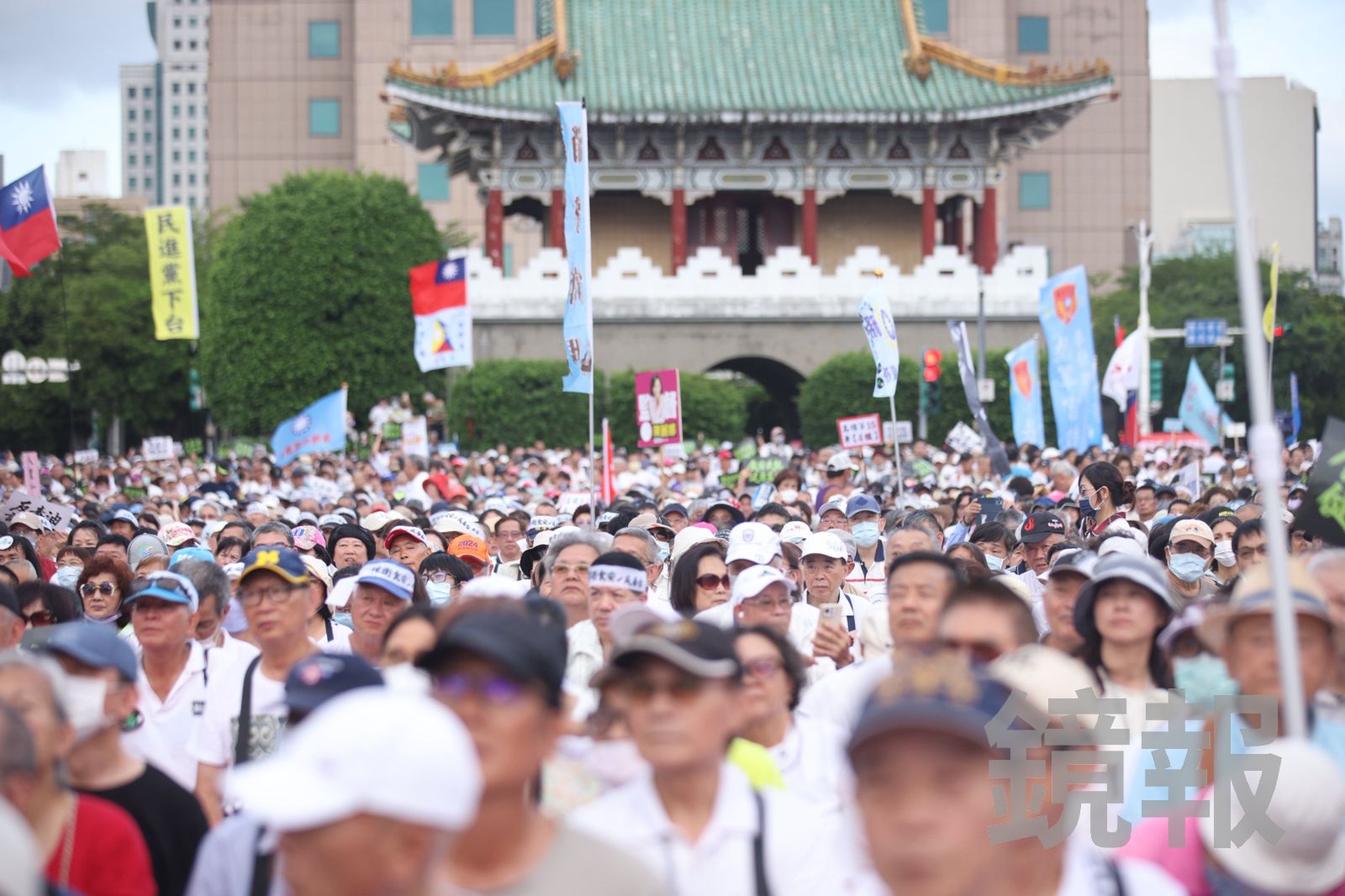 據現場觀察,陳抗人潮已經滿溢至景福門。(圖/劉耀勻攝)