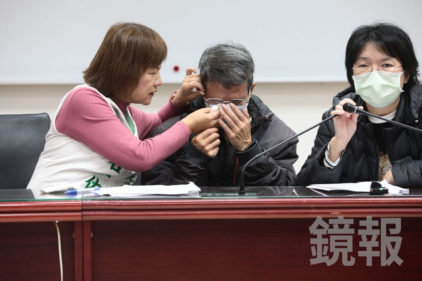 割頸死者躺擔架急救照遭乾哥PO文「最美的風景」 楊父大哭淚崩:這不是冷血嗎?