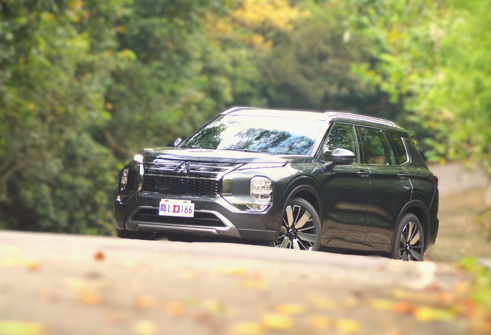 就是要從RAV4嘴裡搶肉吃 新OUTLANDER粗獷紳士殺回家庭休旅車紅海