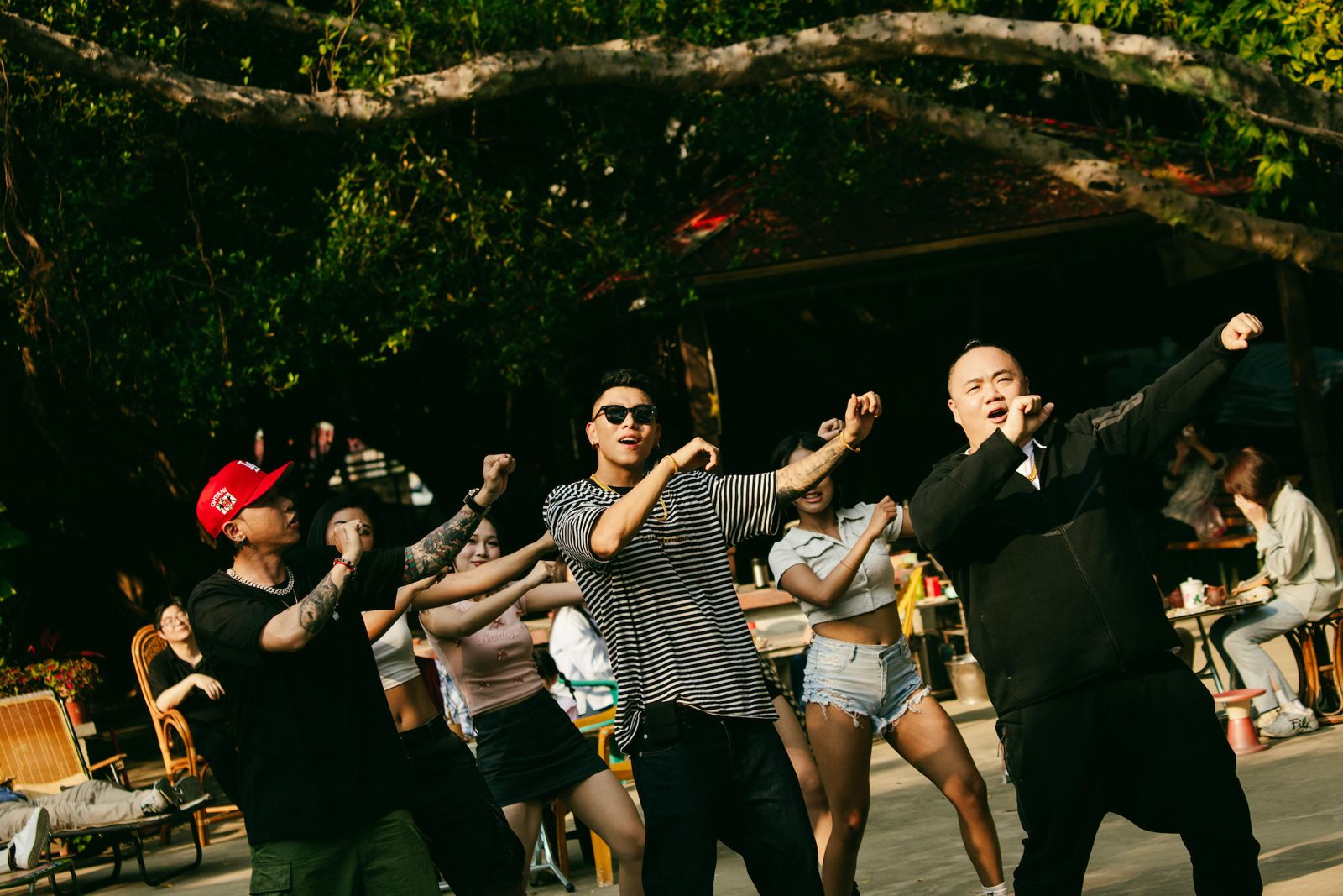 頑童在MV裡體驗退休生活。本色音樂提供