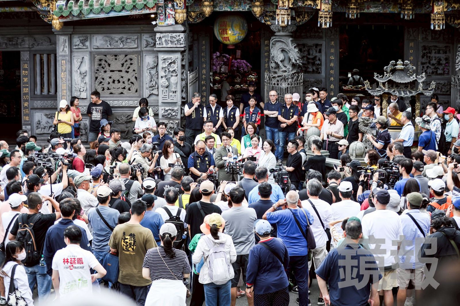 沈伯洋今天下午至北投關渡宮參香,許多支持者也到現場力挺,場面相當壯觀。(圖/鄒保祥攝)