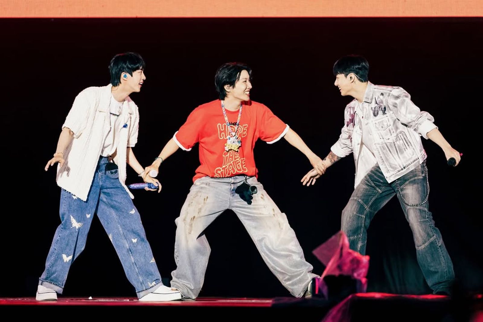 Jin（左起）、j-hope、柾國在舞台上玩開了。翻攝IG@uarmyhope