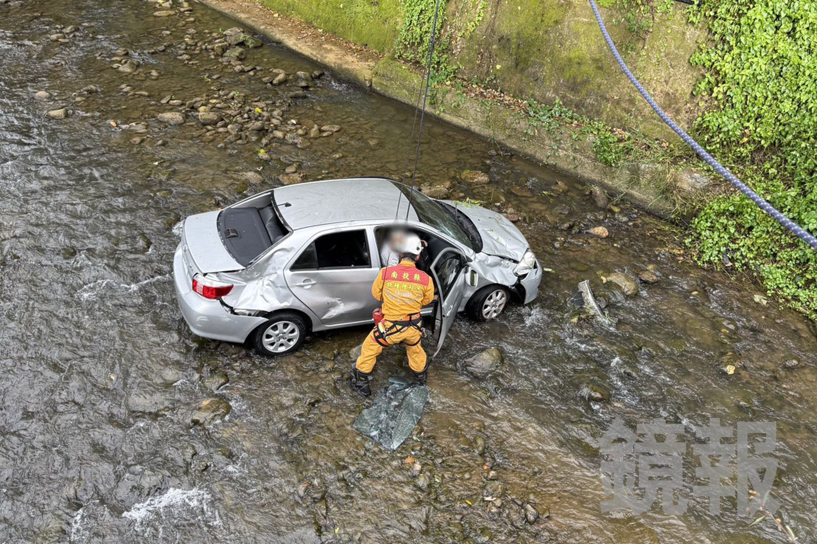 轎車衝落溪床!高齡白髮女困車內高喊「車上只有我」 消防員垂降急救人