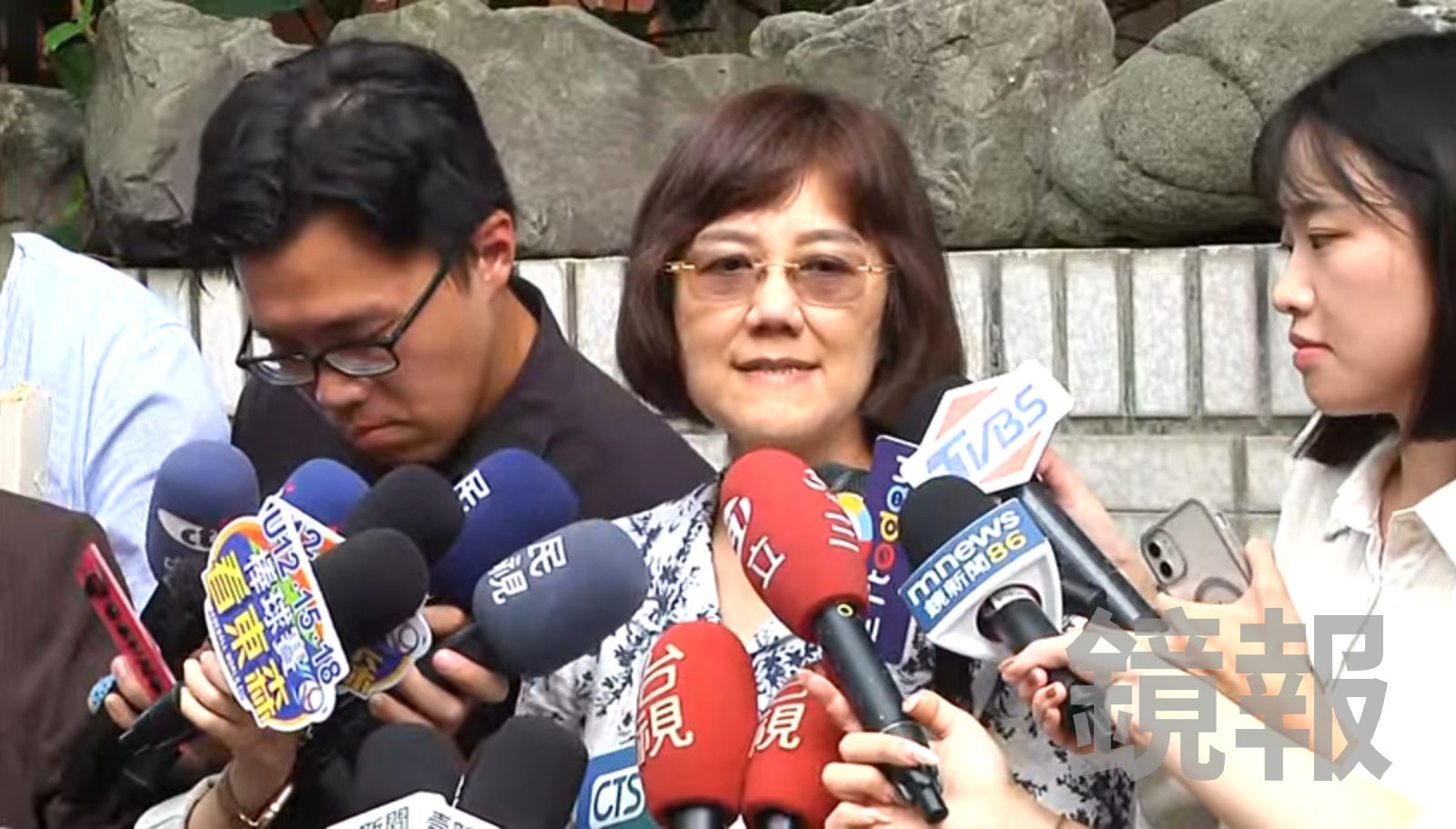 柯P出來了／柯美蘭發冰棒慰勞降溫　談柯文哲交保心聲：公道自在人心