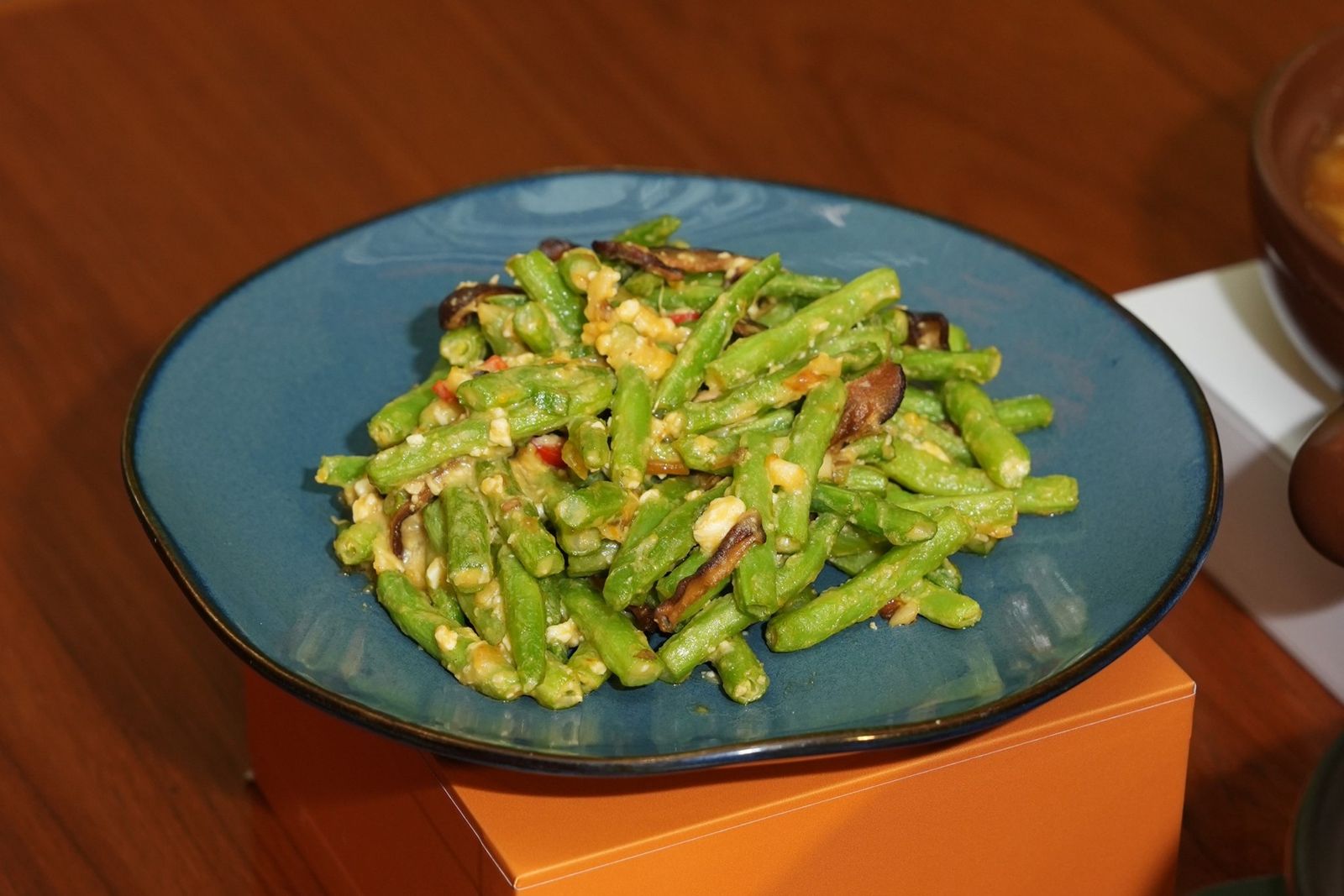「金孫四季豆」裹上一層金沙，鹹鹹甜甜很下飯。