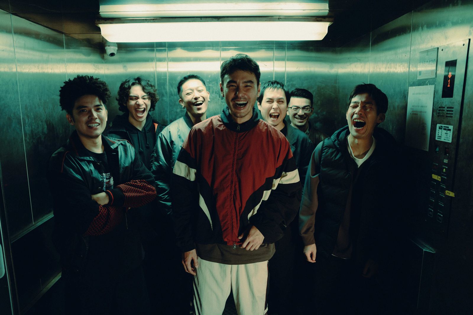 阮經天《狂忘警探》首映千人嗨玩到凌晨兩點 導演身穿「同款白西裝」脫衣互丟