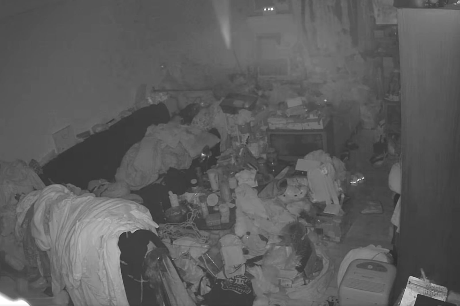 拍鬼卻被洗臉！他曬靈異閃光照求助　網友見這幕吐槽「比鬼還恐怖」