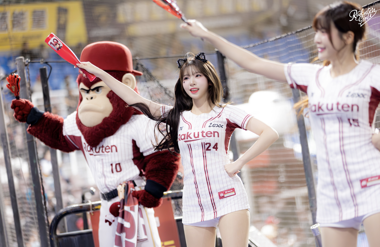 金佳垠害羞收下電扇。樂天桃猿提供