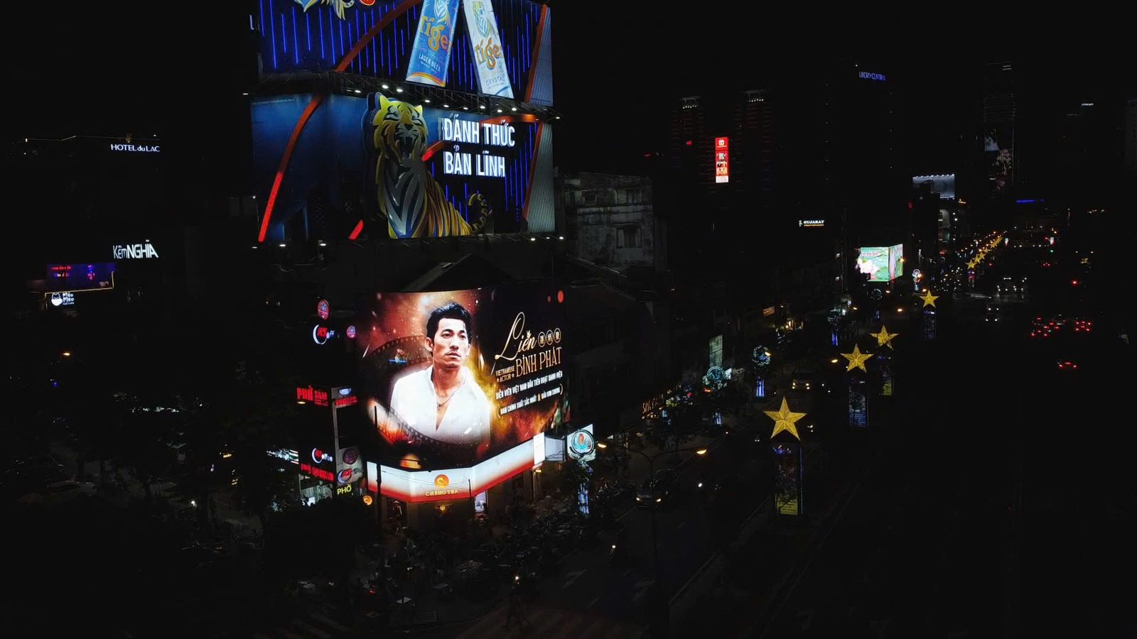 越南粉絲集資1億越南盾在河內買LED外牆廣告迎接連炳發回國。FanClub Liên Bỉnh Phát 提供