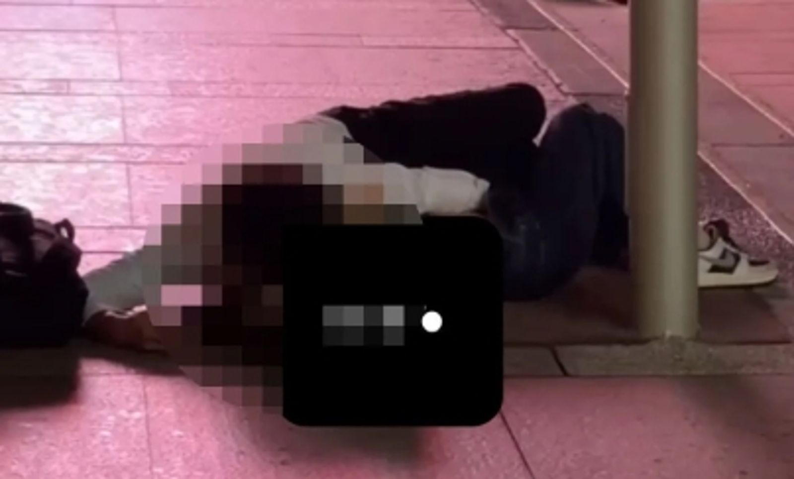 毛男整個人壓在女同事身上。圖／翻攝自Dcard