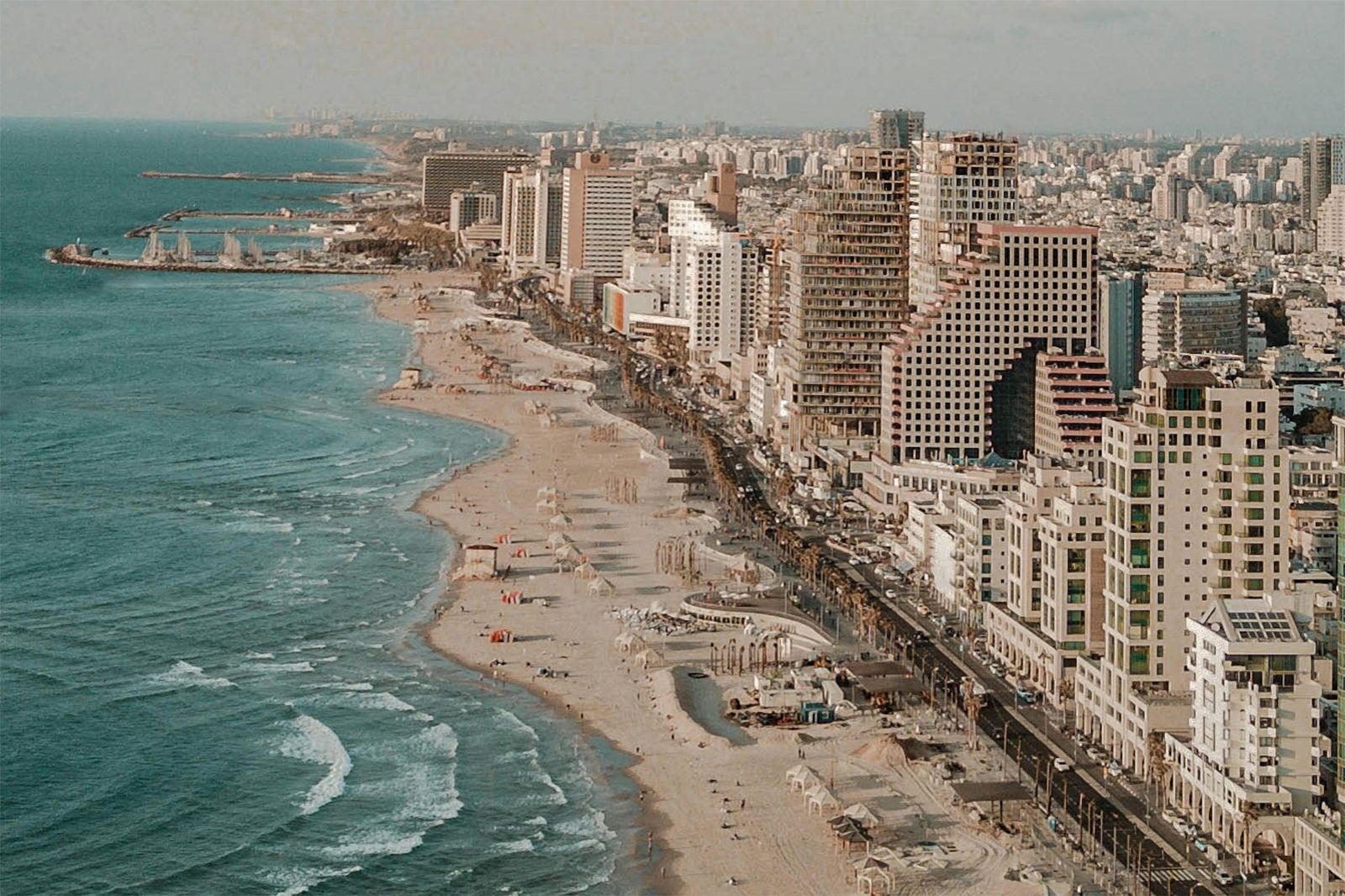 飛彈落海激起水柱！以色列衝浪客無視警報「淡定等浪」畫面曝光