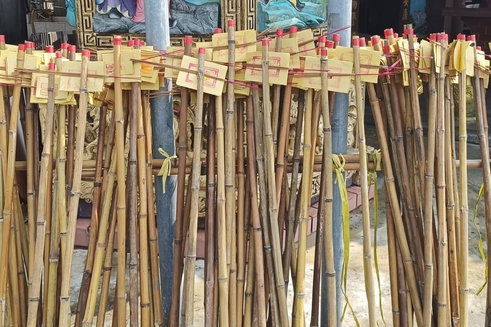 中秋節中部特有習俗曝光!雲林現1800支「土地公拐」插田頭