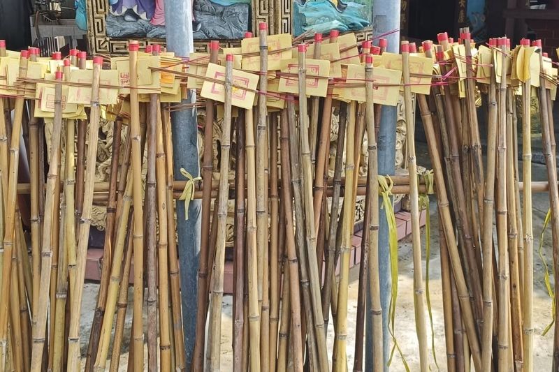 中秋節中部特有習俗曝光！雲林現1800支「土地公拐」插田頭