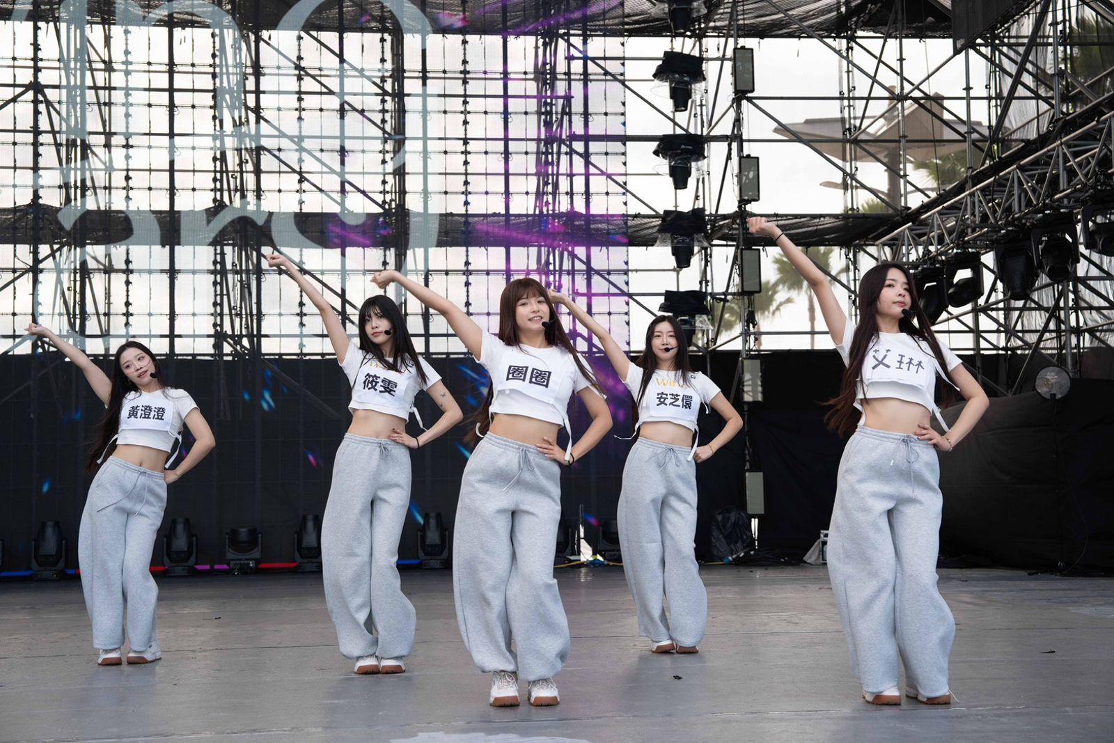 Wing Stars彩排演出被網友譽為「超強刀群舞」的〈Dancing High〉,成員舞步整齊劃一超俐落。高雄市政府提供
