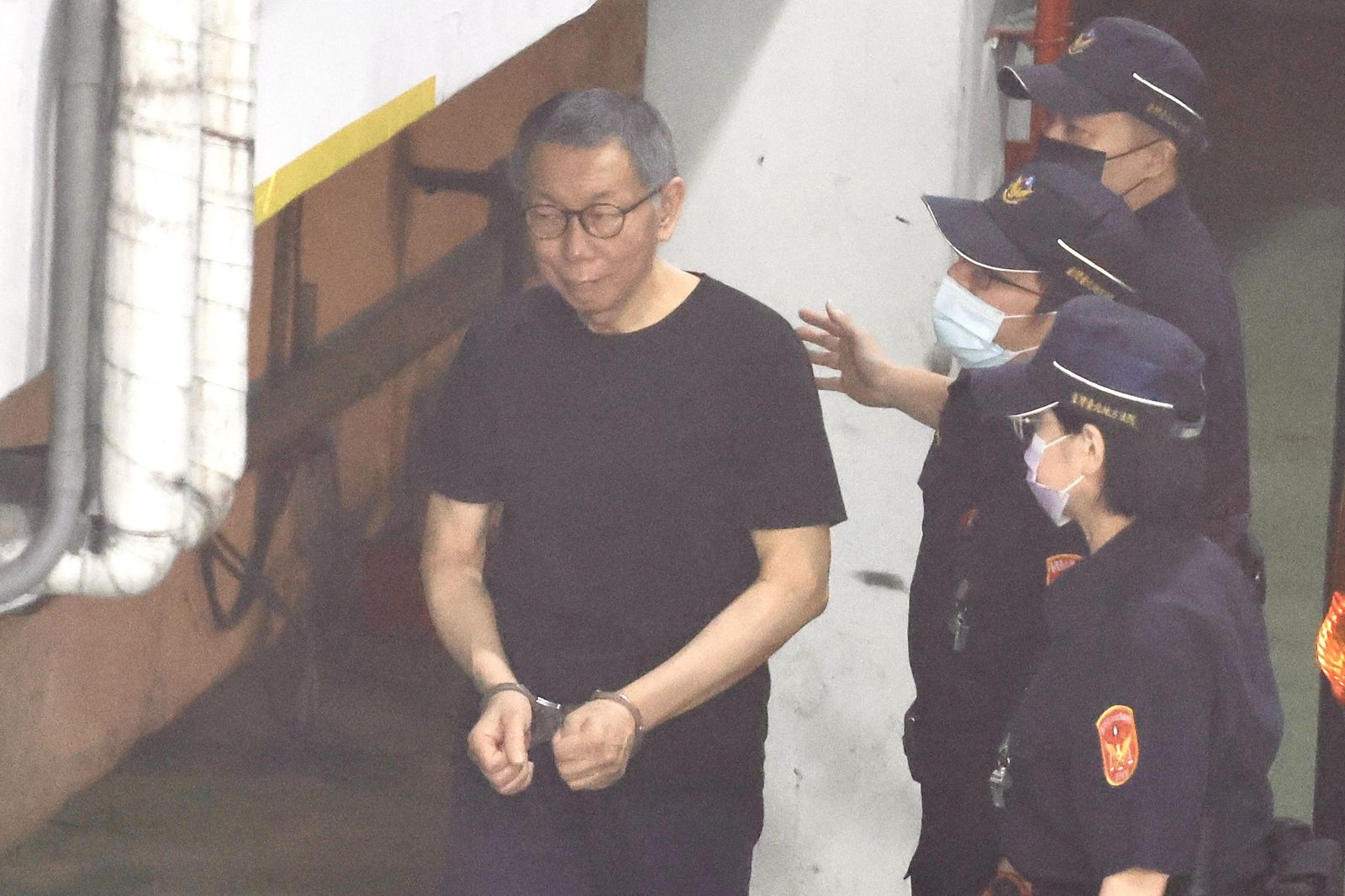 喊話賴清德「絕不屈服！」　柯文哲法庭暴走飆粗口　怒摔資料、水壺
