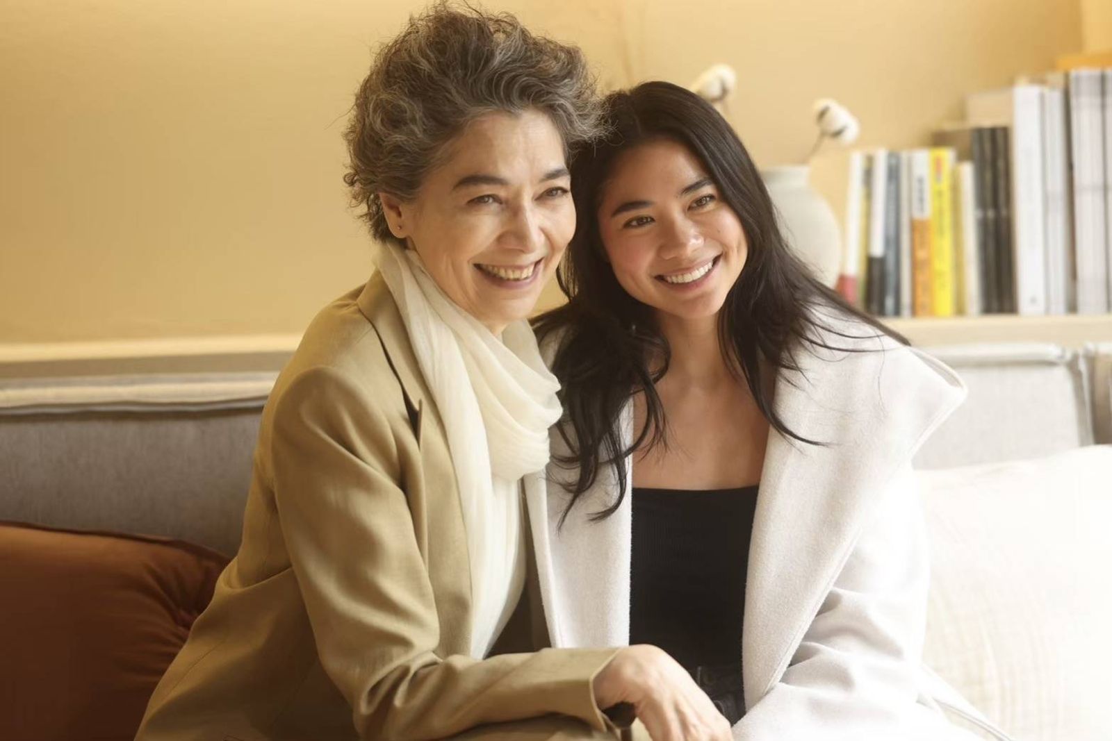 賴佩霞(左)跟小女兒感情非常好。尚時代文創娛樂提供