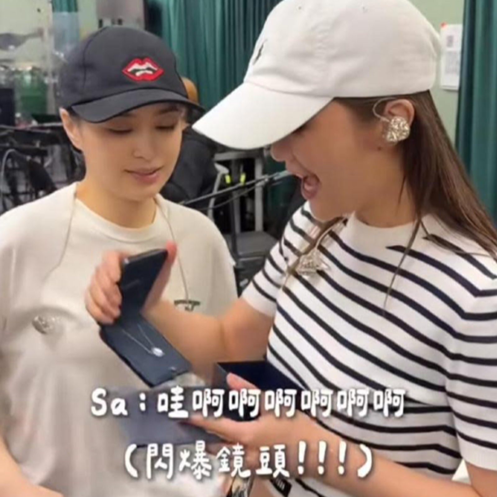 阿Sa（右）看到阿嬌準備的鑽石項鍊，又驚又喜。翻攝微博