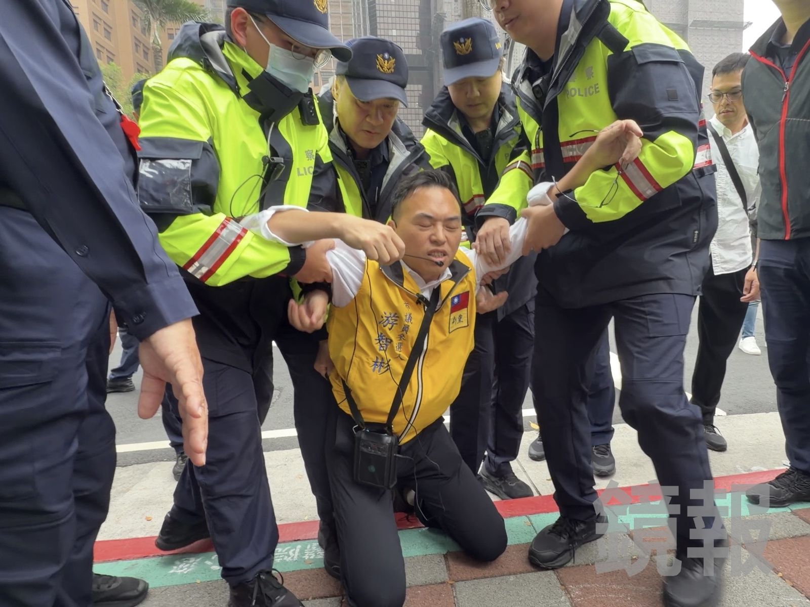 民眾黨329上凱道再現鬧場！游智彬下跪「誣」遭警打　台灣國成員轉移陣地吞2次舉牌警告