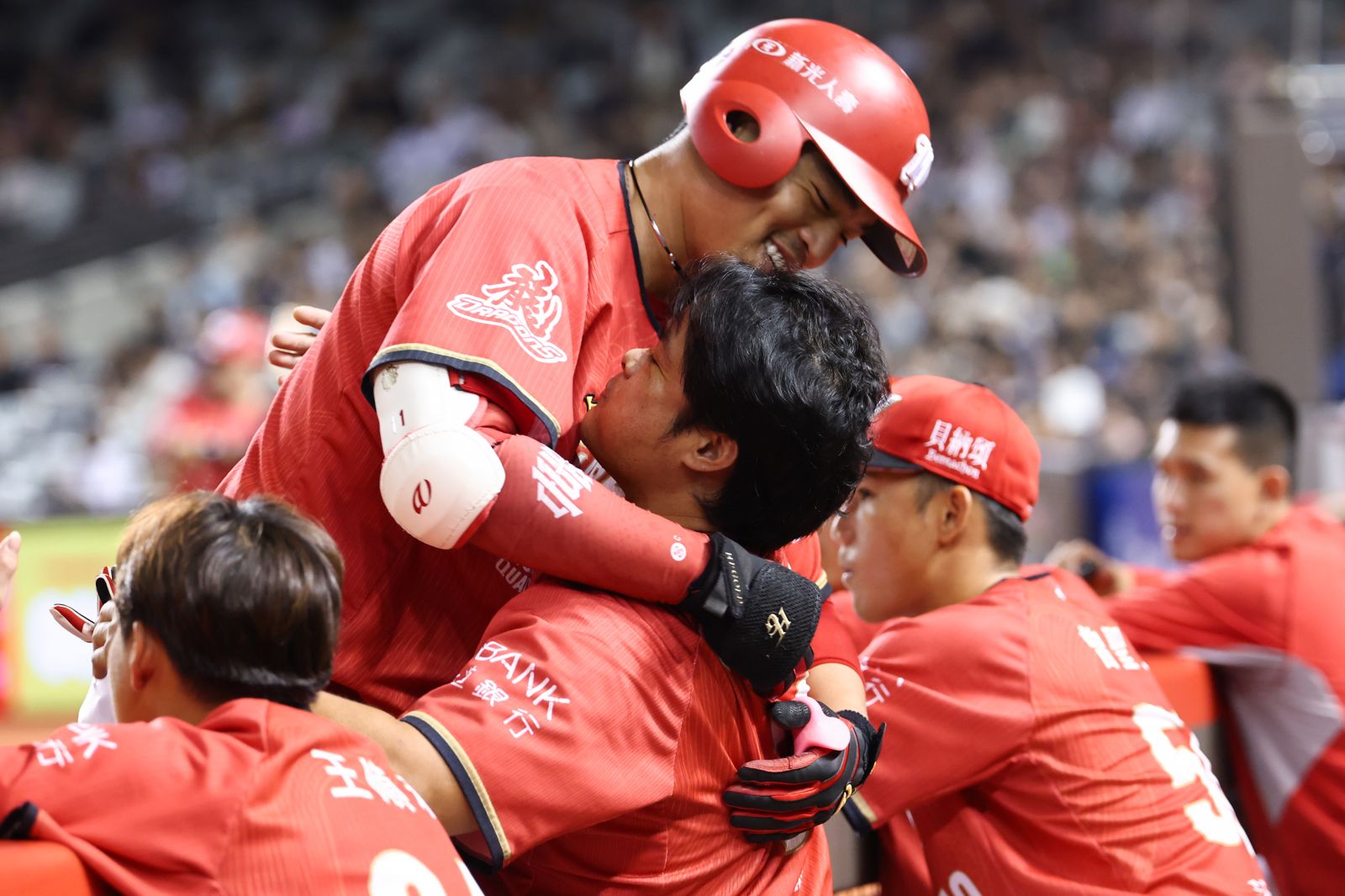 中職／朱育賢連10季雙位數全壘打達成　與陳子豪首度同場開轟