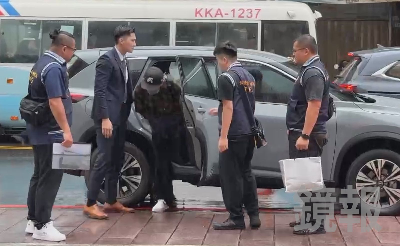 高清帥照曝光！拘提坤達現場高顏值西裝帥檢入鏡　網熱議：以為只有我劃錯重點
