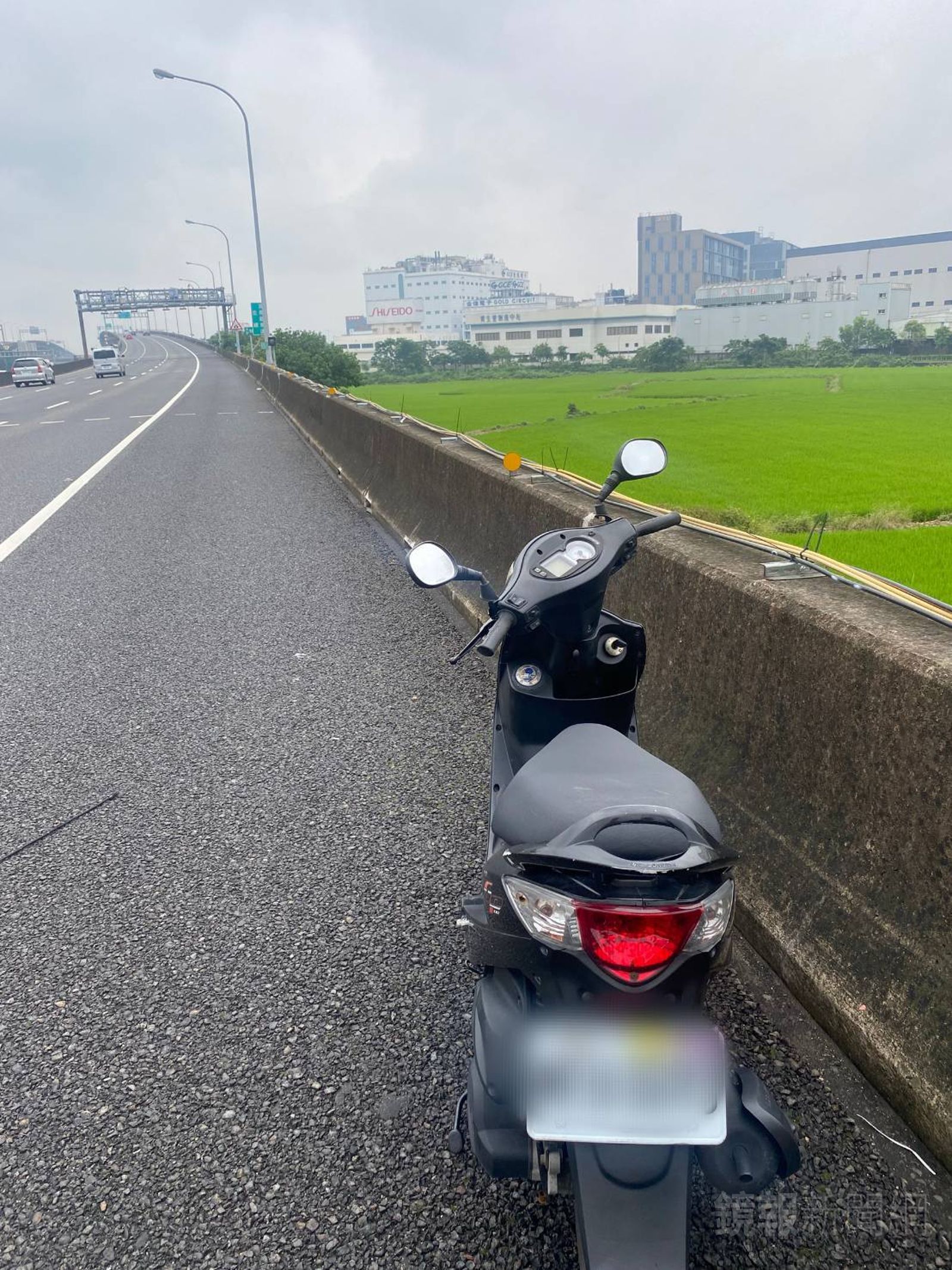 警方發現誤上國道的機車後將其攔停至路肩。警方提供