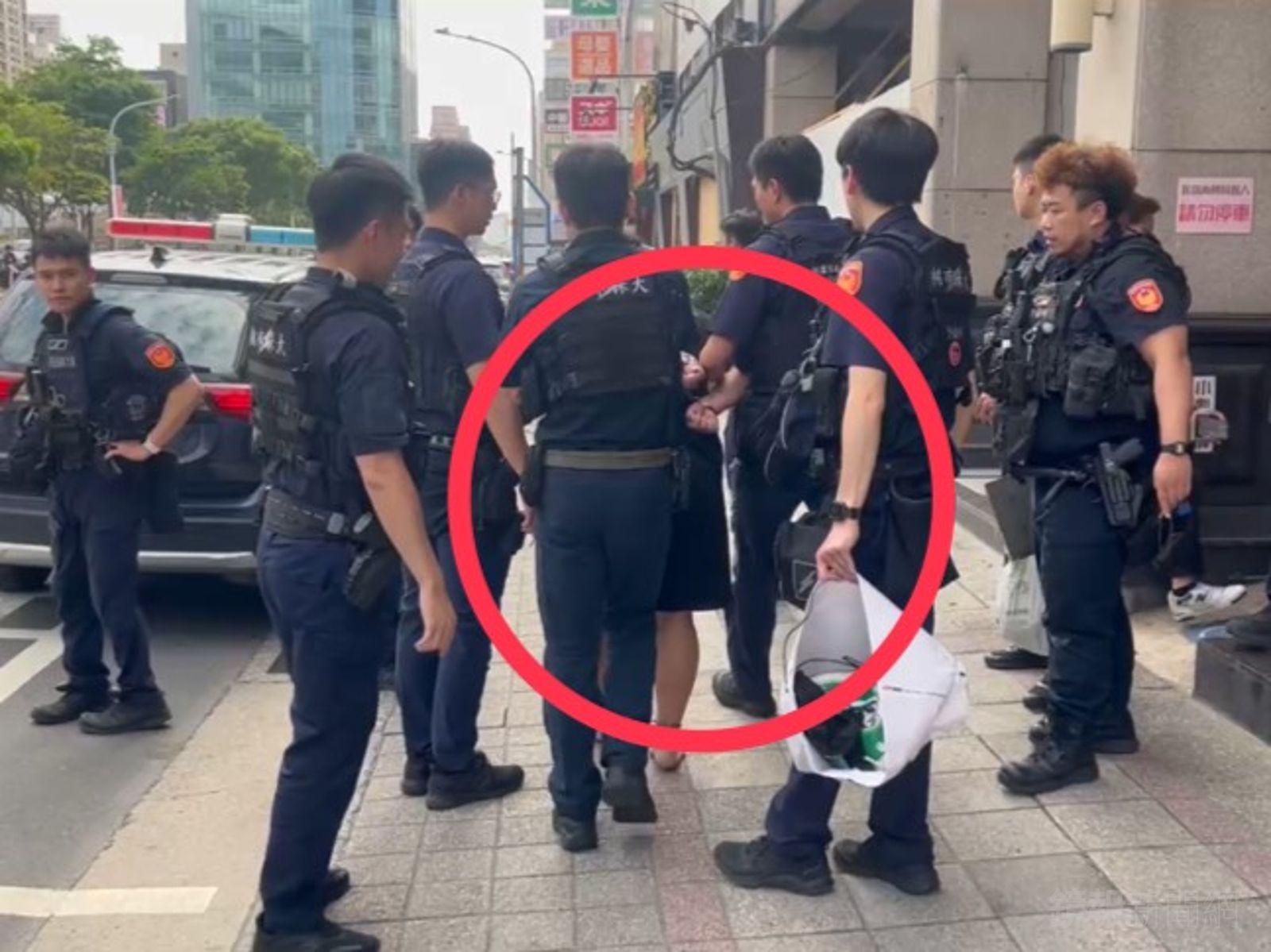 獨家／端午連假桃園鬧區爆警匪追緝！1警頭部受傷　10多名警荷槍攻堅逮人