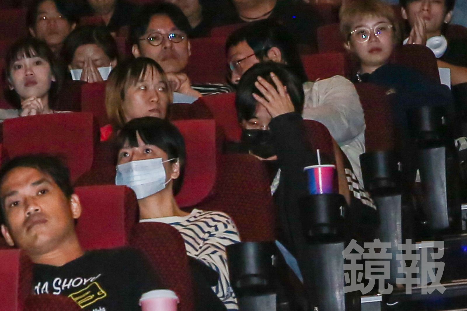 顏正國遺孀(舉手者)藏身觀眾席,跟顏正國粉絲一起送他一程。李鍾泉攝