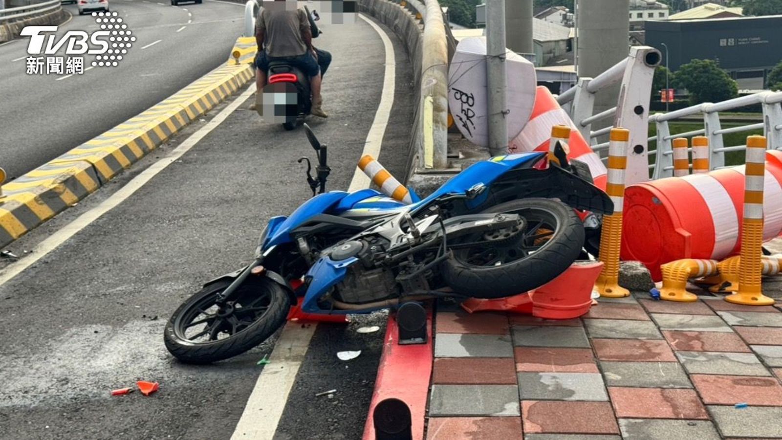 新北大橋嚴重車禍!騎士自撞護欄「口鼻噴血」失去心跳搶命