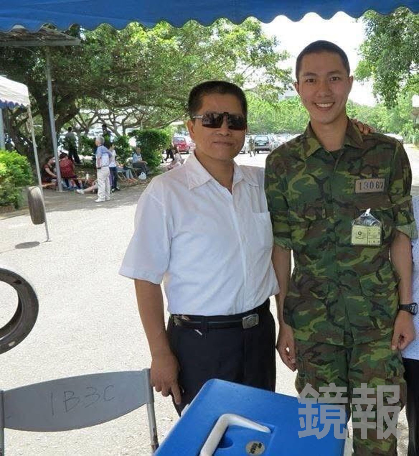 古程丰分享當兵時意外發現患有二、三尖瓣脫垂，甚至符合免役條件，但仍選擇堅持完成兵役 （左起古程丰父親、古程丰）。小超人綜合體能俱樂部提供