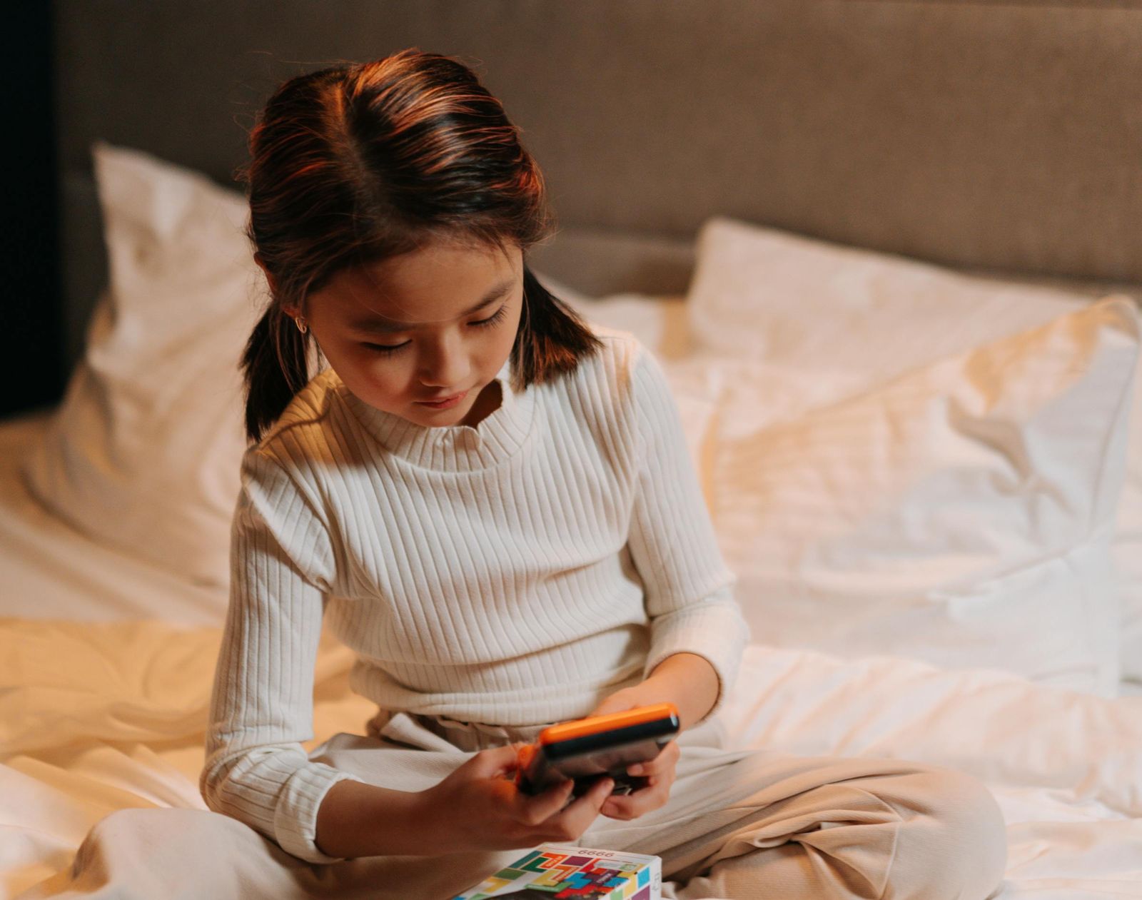 孩子滑手機上癮？專家揭五大對策「解決沉迷」：比強制規定更有效