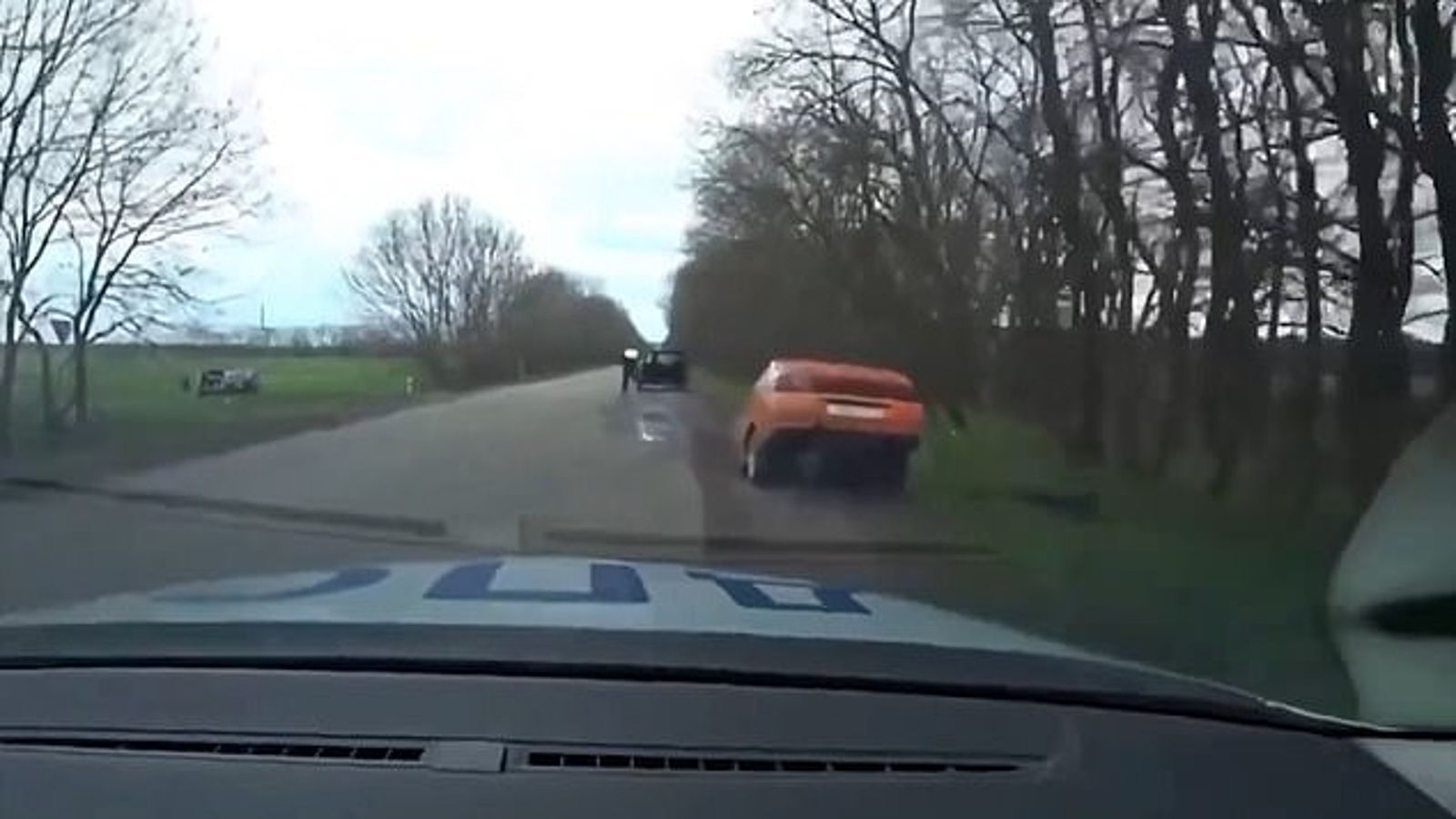 這是變形金剛？駕駛疑拒警方臨檢　車子立馬「斷成兩半」逃逸