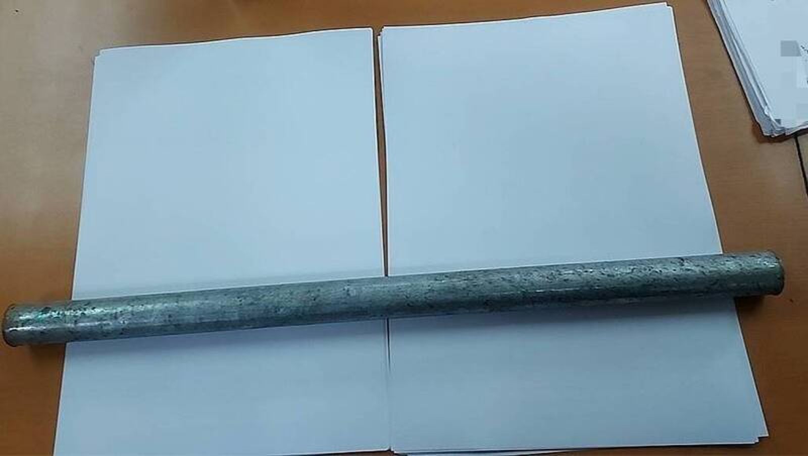 顏姓男子持鐵棍追打老夫妻。翻攝畫面