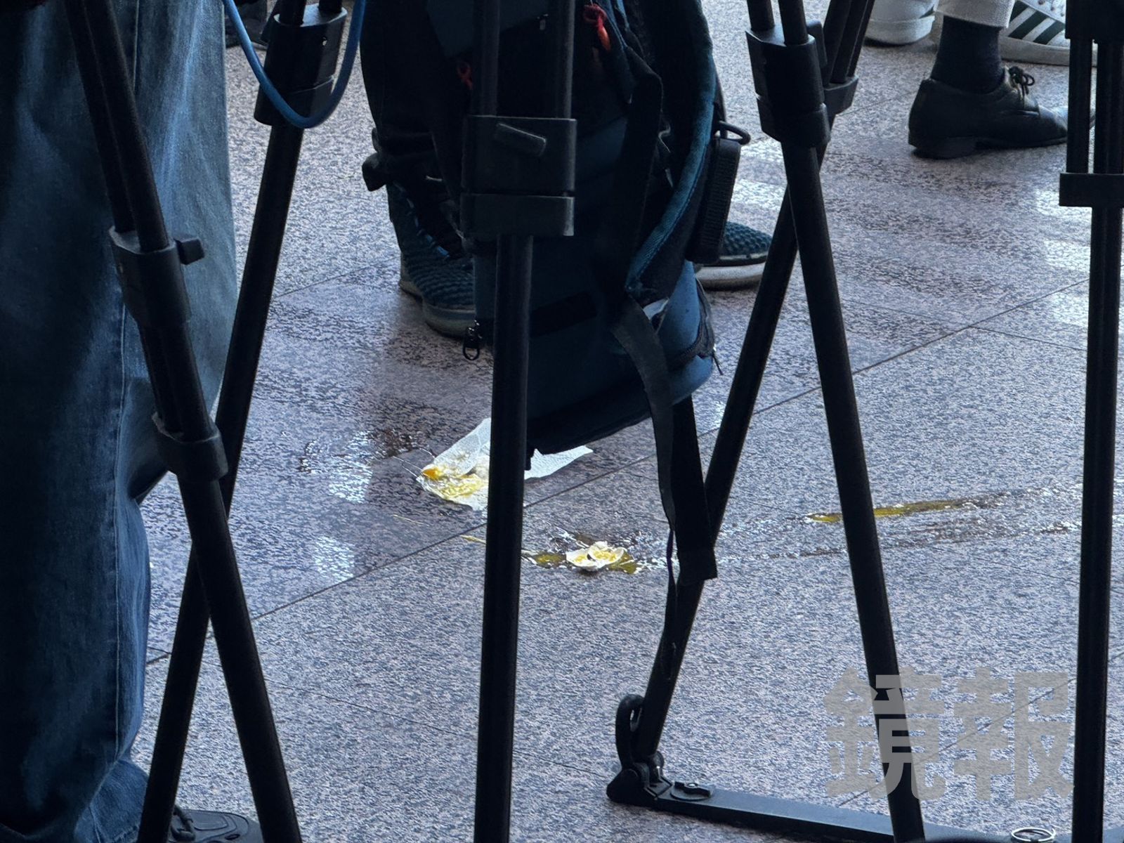 不滿卓榮泰赴日！游智彬酸拿「卓榮袋」到民進黨抗議　亂砸蛋險擊中記者