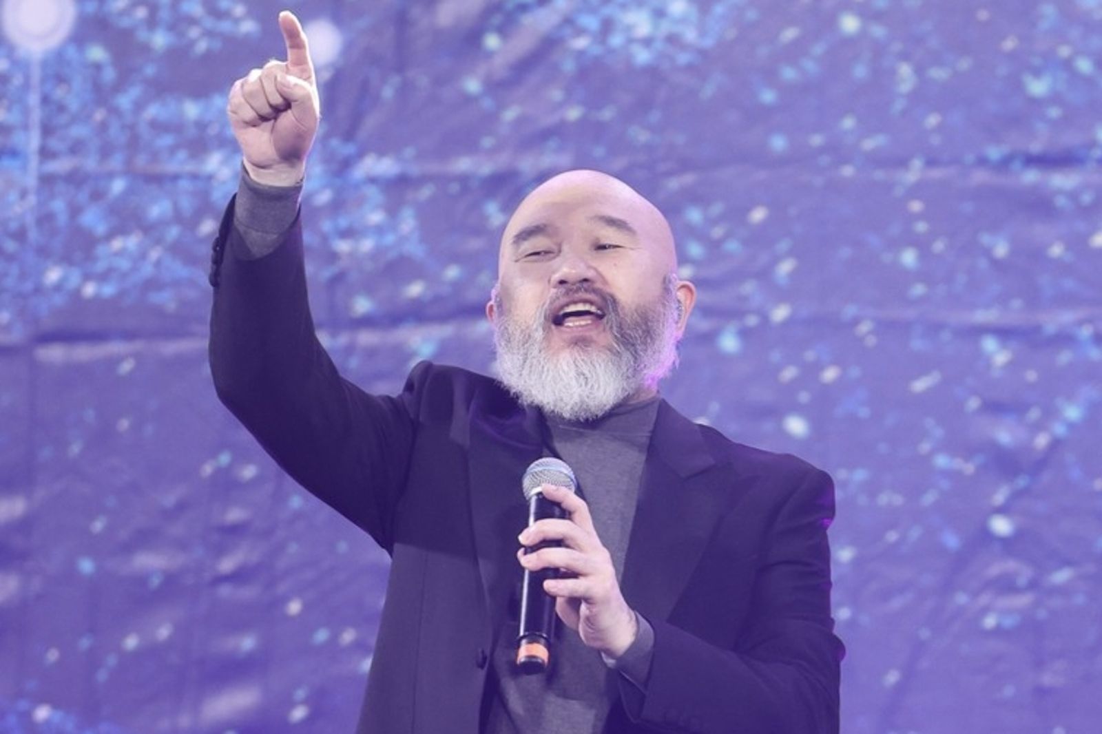 劉真逝世5年辛龍首唱！「粗獷皮衣帥照曝光」萬人打氣