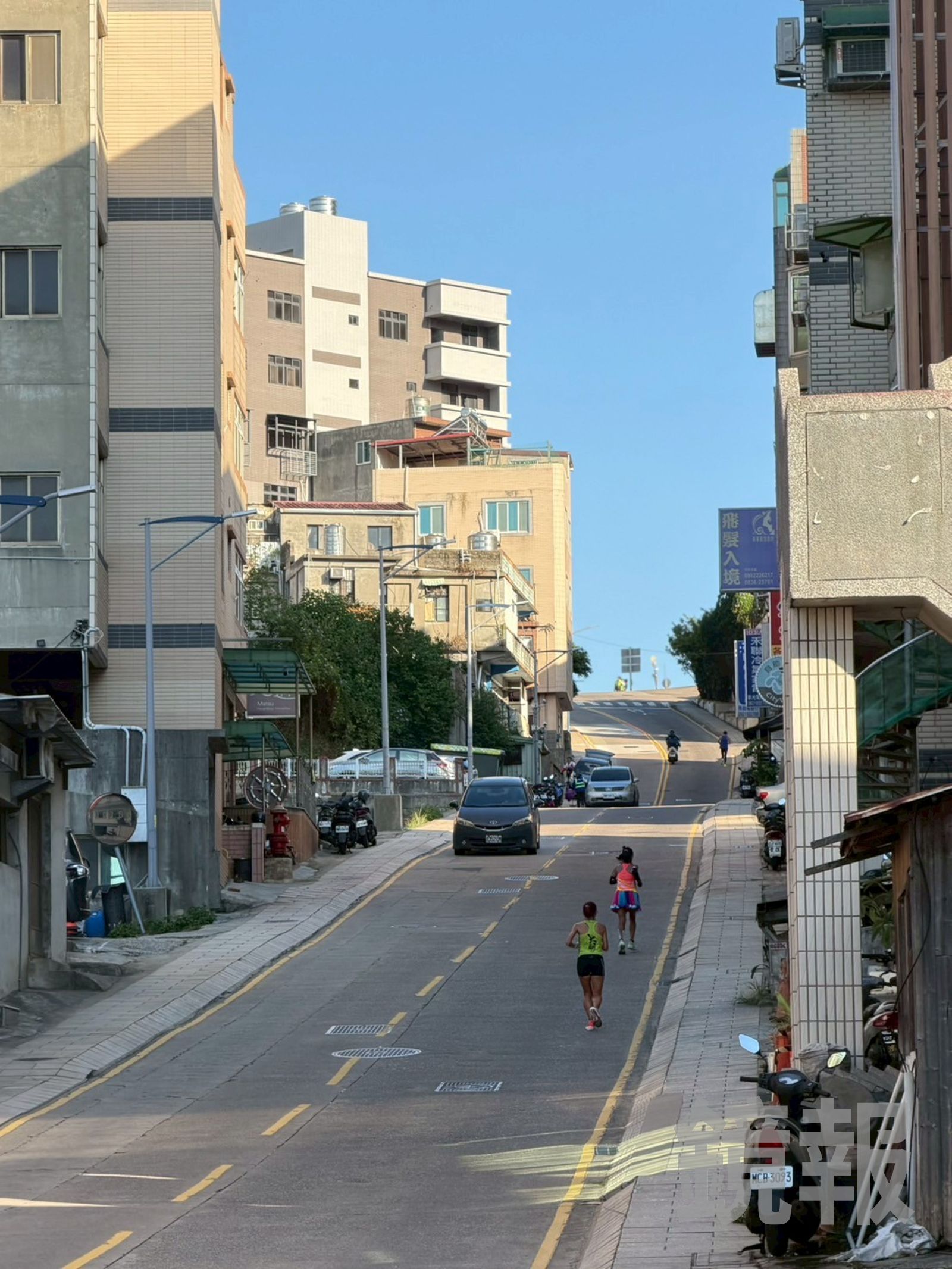 馬祖南竿的道路地勢起伏,許多上坡對跑者是一大考驗,有人跑到抽筋在路邊伸展。