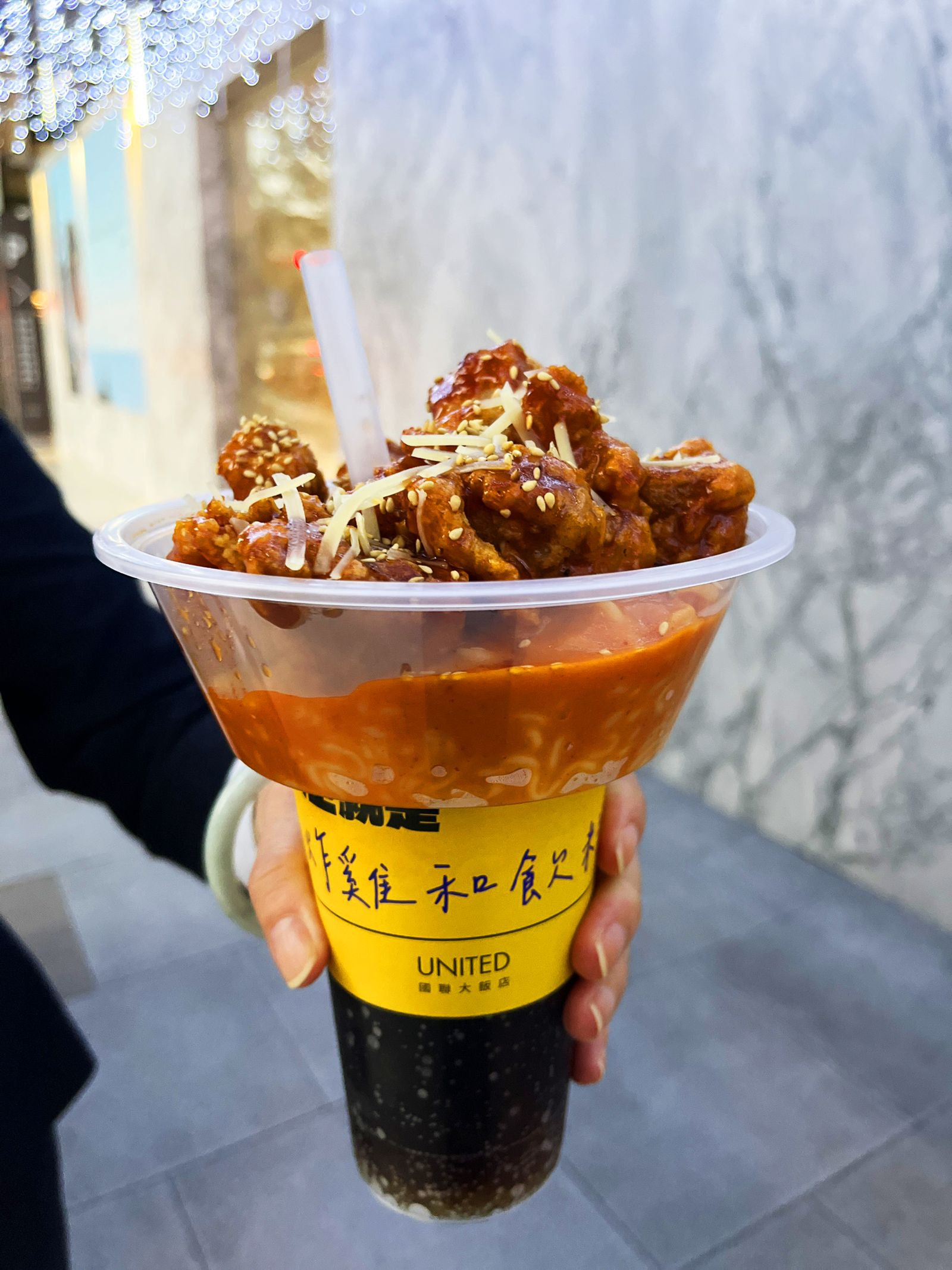 「炸雞泡麵可樂杯」一手就能掌握,跨年邊走邊吃非常方便。(200元/杯,國聯大飯店供圖)